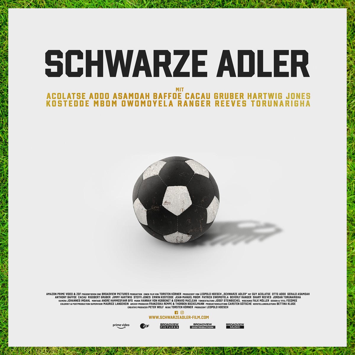 Filmplakat von Schwarze Adler, auf dem in der Mitte ein schwarz-weißer Fußball zu sehen ist, der den Schatten des Bundesadlers wirft. Um das Bild liegt ein quadratischer grüner dünner Rahmen, der grünen Rasen zeigt.